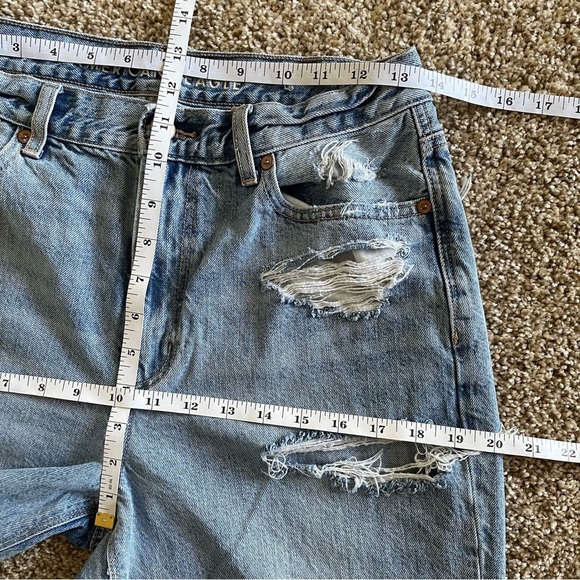 American Eagle Relaxed Mom Jeans Women’s 6 Long Blue Light Wash Tapered Ripped - Picture 12 of 16